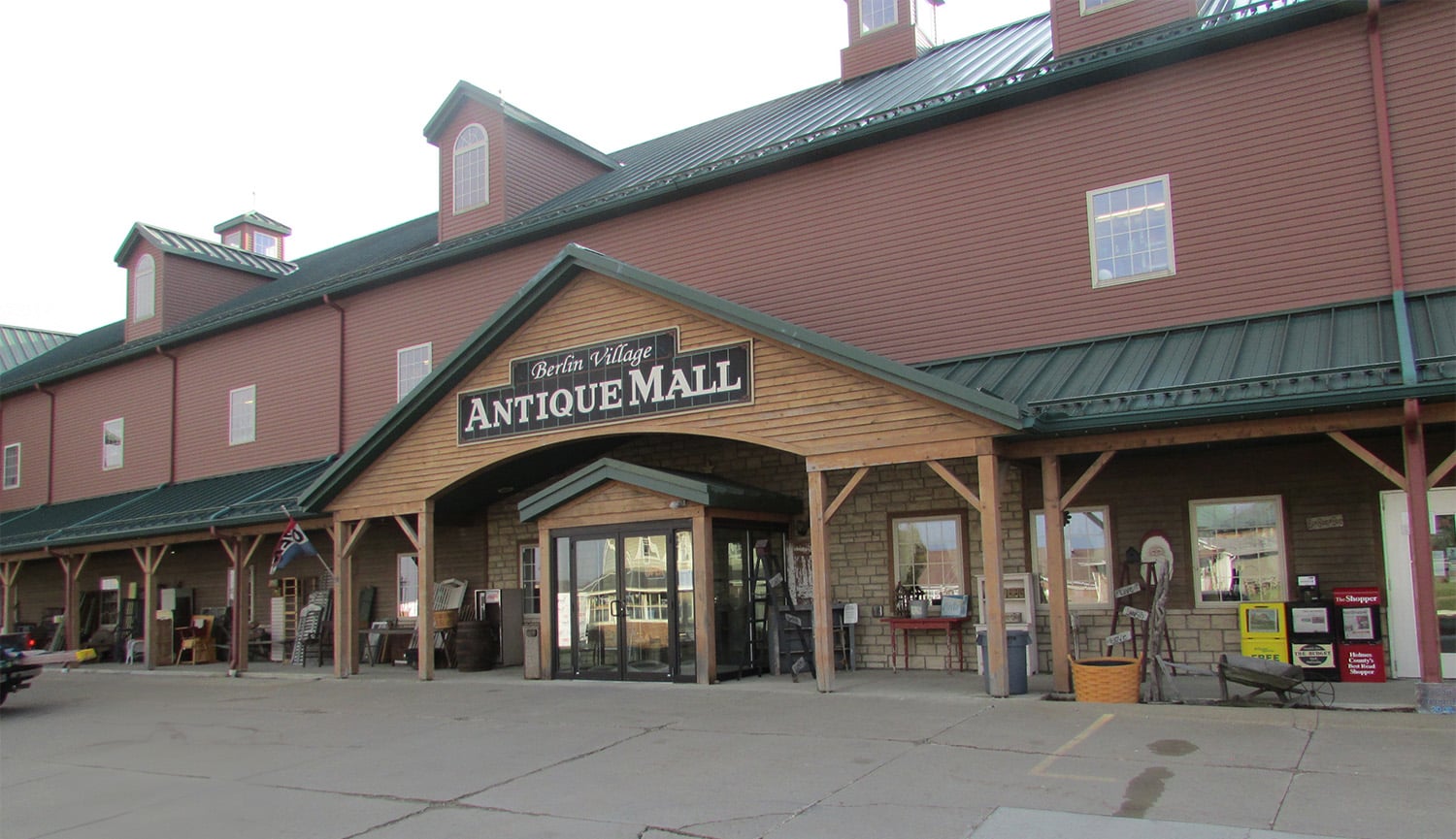 horizontal photo of the Antique Mall in Berlin Ohio. Image via Wikimedia Commons