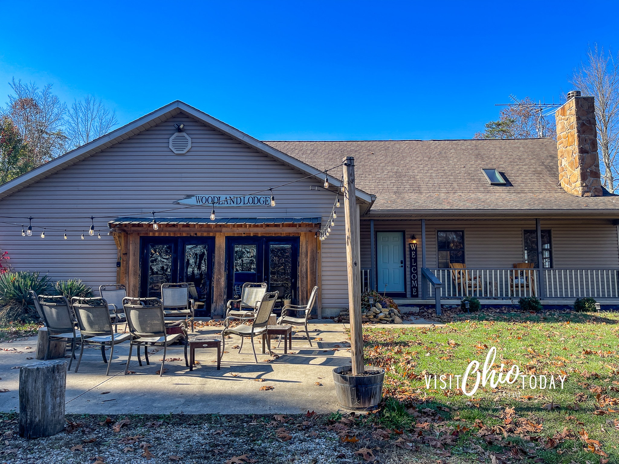 picture of woodland lodge with blue sky above, photo credit cindy gordon of visitohiotoday