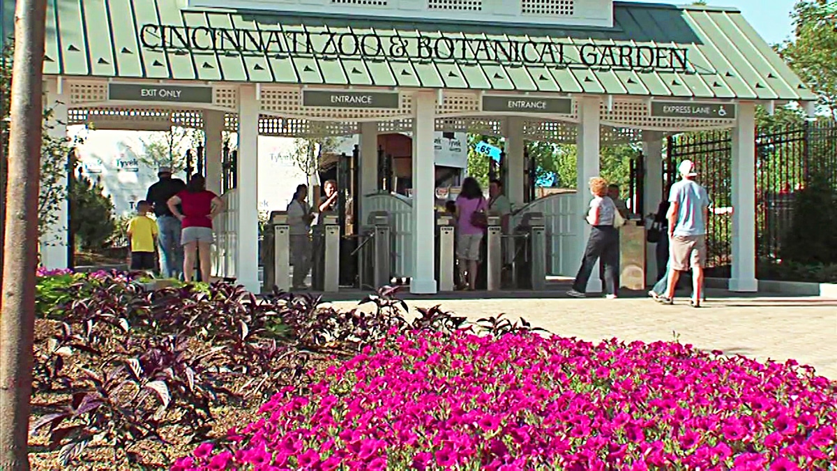 horizontal photo of the outside front of Cincinnati Zoo and Botanical Garden