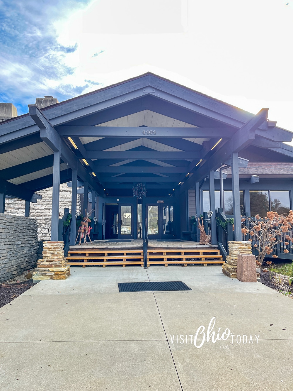 vertical photo of the front entrance of the Shawnee State Park Lodge. Photo credit: Cindy Gordon of VisitOhioToday.com