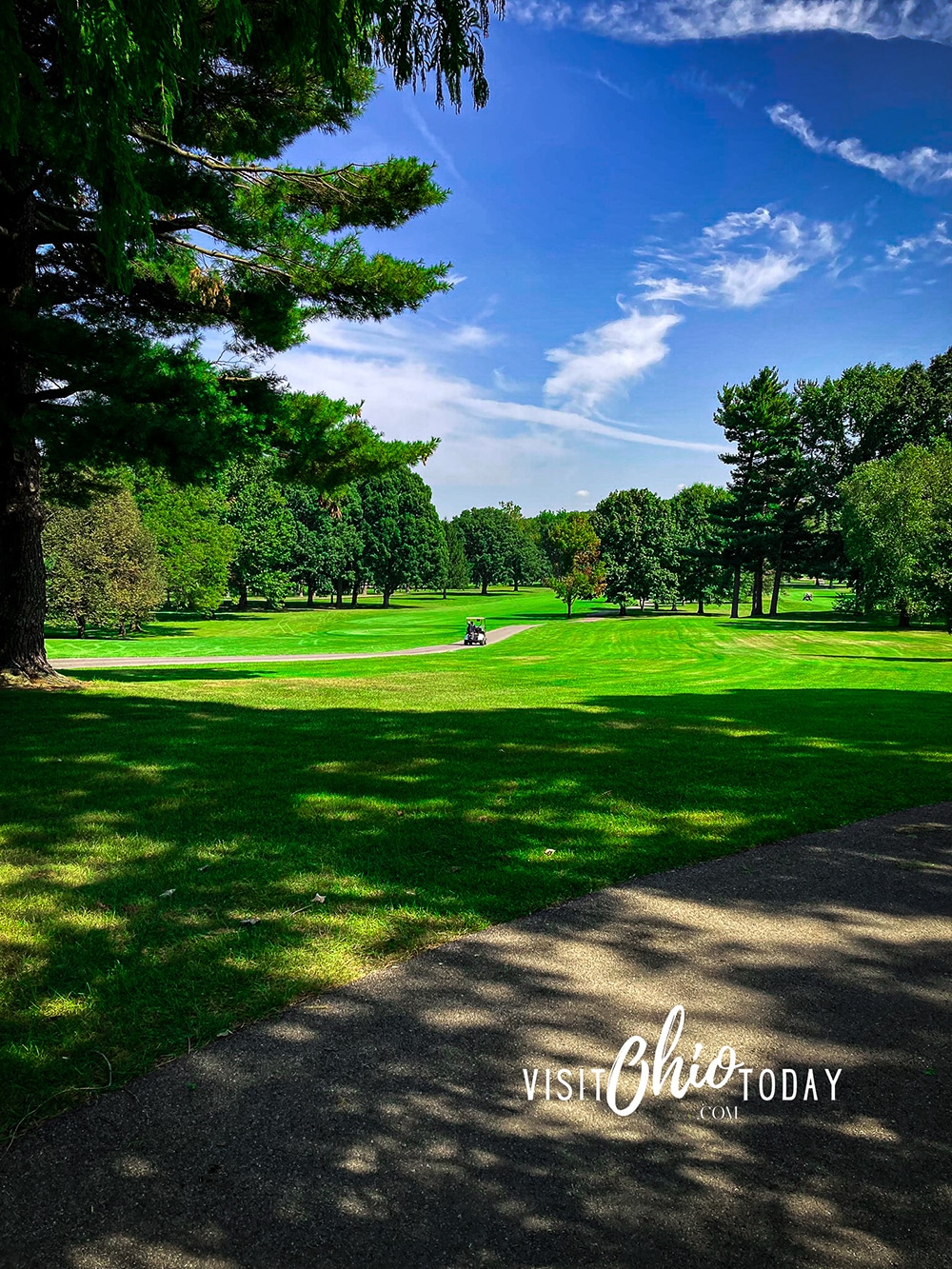 vertical photo of one of the greens at Big Met Golf Course with scenic views to ahead and to each side. Photo credit: Cindy Gordon of VisitOhioToday.com